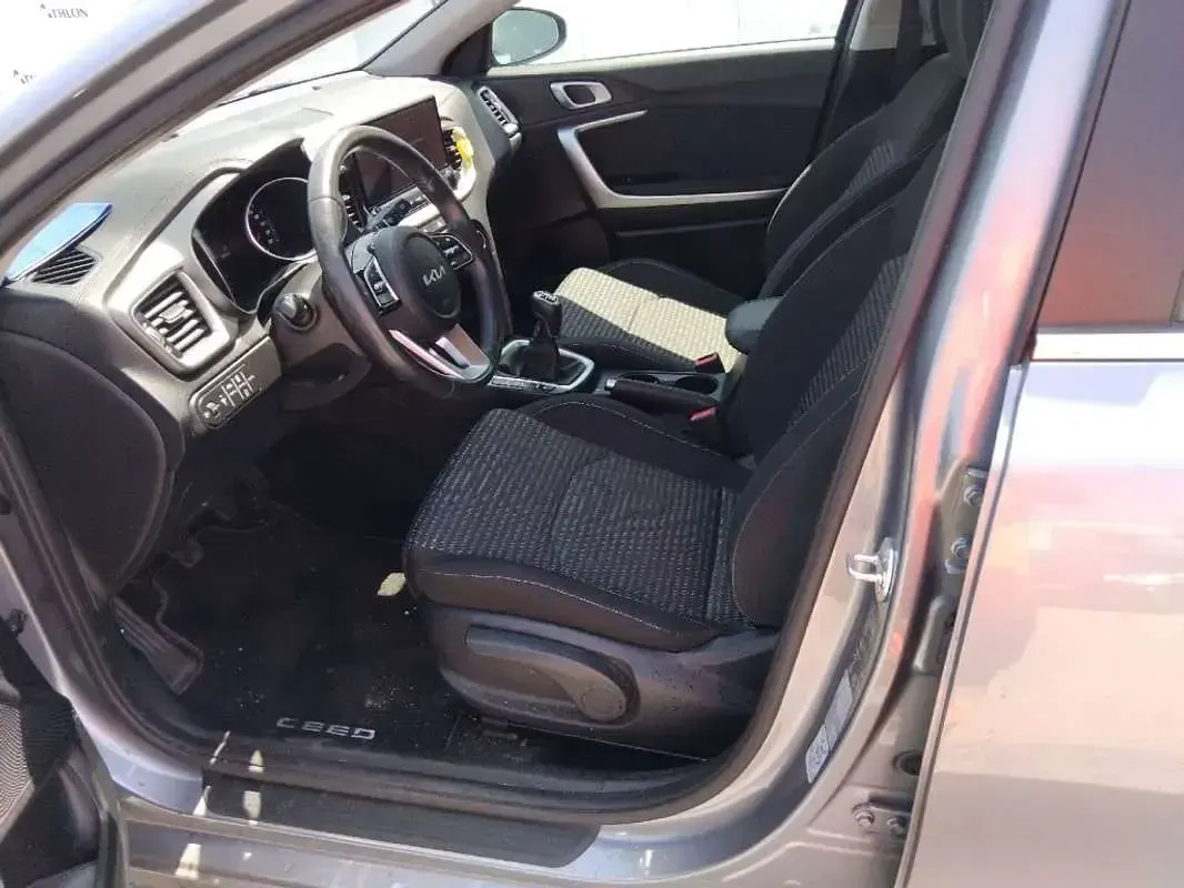 Usado Kia Ceed 101 CV (74 kW) 2024 Gris Utilitario