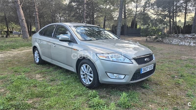 Usado Ford Mondeo Trend 140 CV (102 kW) 2010 Gris / plata Berlina