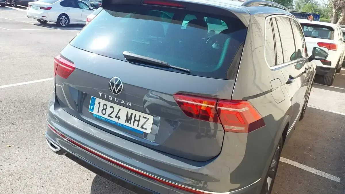 Usado VW Tiguan R-line 150 CV (110 kW) 2023 Gris / plata SUV