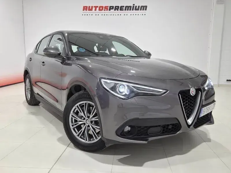 Usado Alfa Romeo Stelvio Super 190 CV (139 kW) 2022 Gris / plata SUV