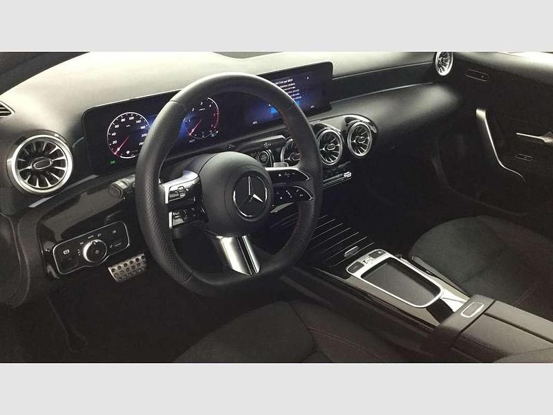 Usado Mercedes A200 150 CV (110 kW) 2025 Gris Berlina