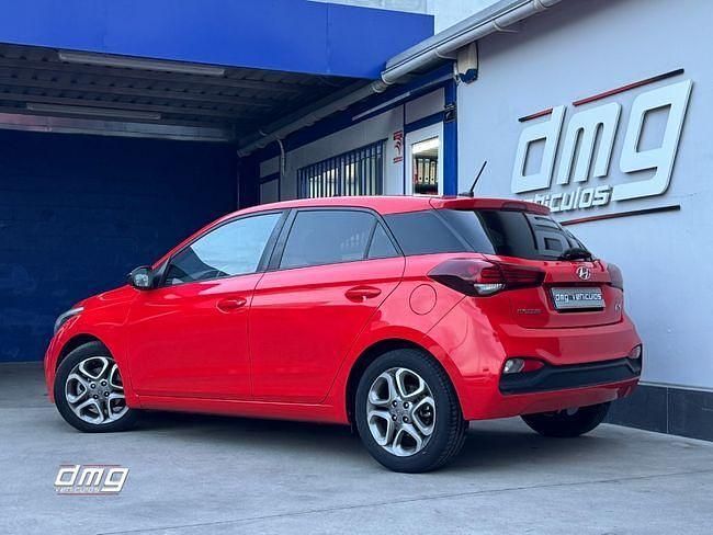 Usado Hyundai i20 100 CV (73 kW) 2019 Rojo Utilitario
