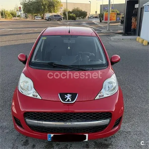 Usado Peugeot 107 68 CV (50 kW) 2010 Rojo Utilitario