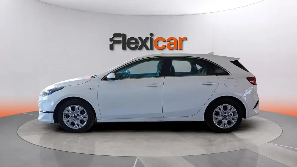 Usado Kia Ceed 136 CV (100 kW) 2023 Blanco Utilitario