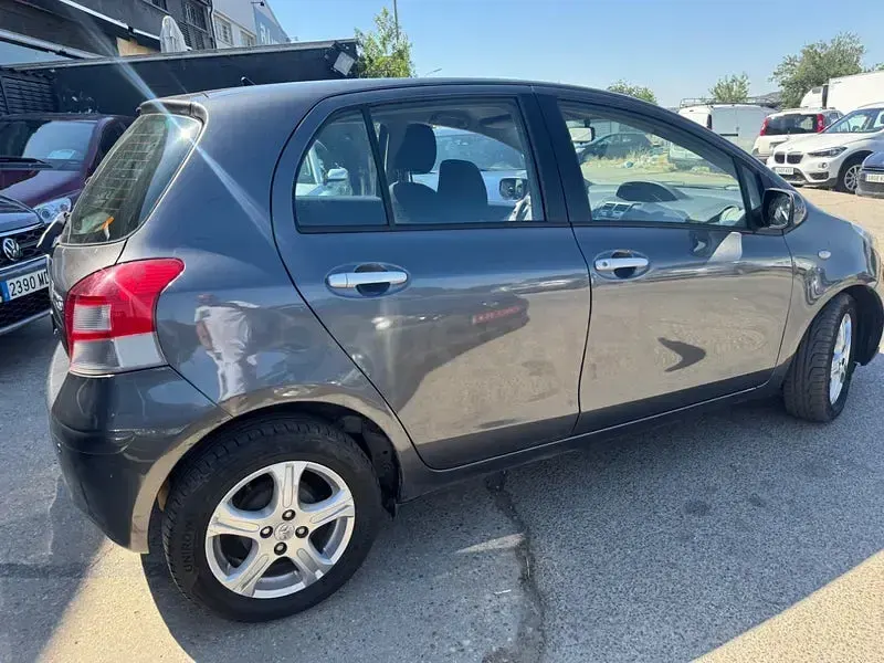 Usado Toyota Yaris 101 CV (74 kW) 2010 Gris / plata Utilitario
