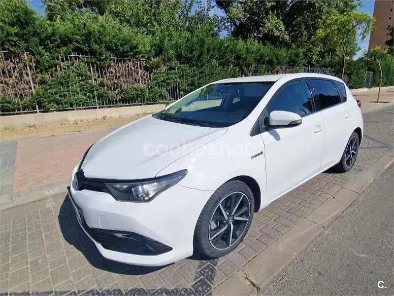Usado Toyota Auris Hybrid Edition 136 CV (100 kW) 2018 Blanco Berlina