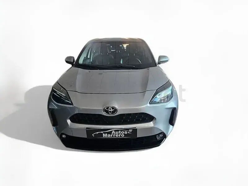 Usado Toyota Yaris 125 CV (91 kW) 2023 Gris / plata Utilitario