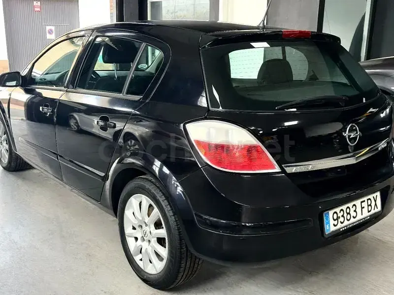 Usado Opel Astra Cosmo 100 CV (73 kW) 2006 Negro Berlina