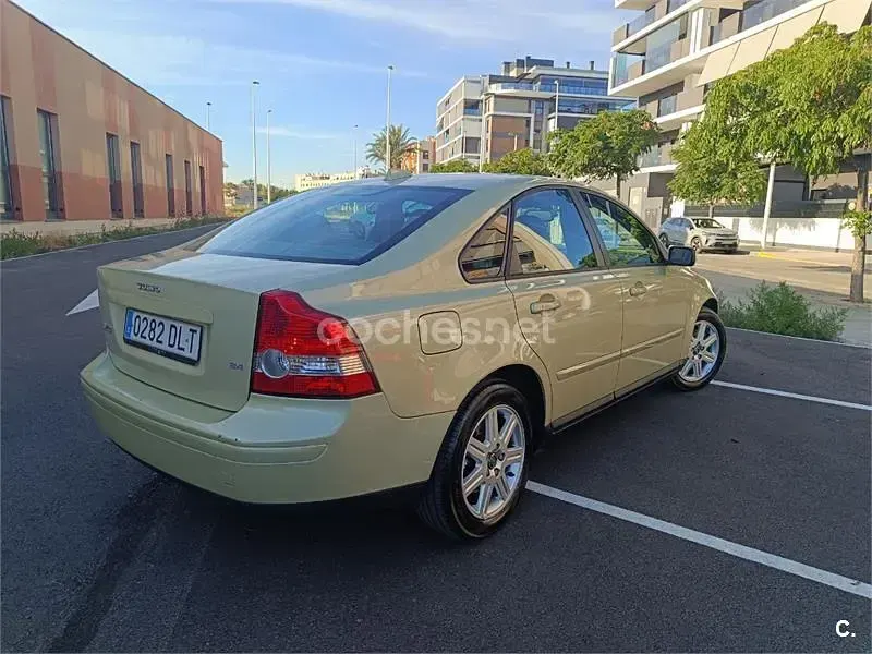 Usado Volvo S40 Summum 170 CV (125 kW) 2005 Beige Berlina