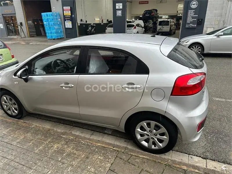 Usado Kia Rio 84 CV (61 kW) 2016 Gris / plata Utilitario