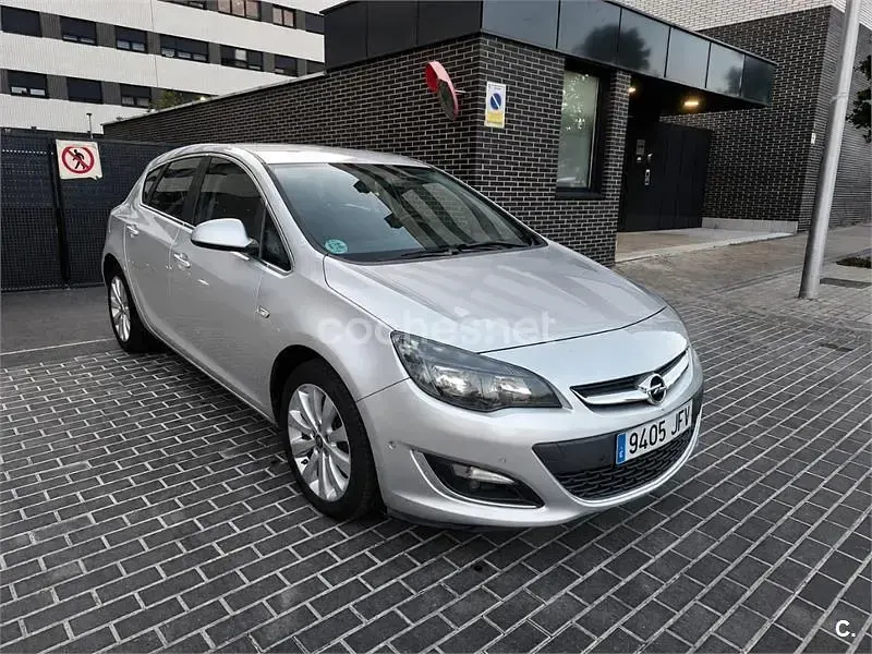 Usado Opel Astra Excellence 140 CV (102 kW) 2015 Gris / plata Berlina