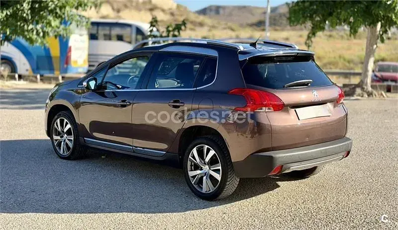Usado Peugeot 2008 Allure 120 CV (88 kW) 2014 Marrón SUV
