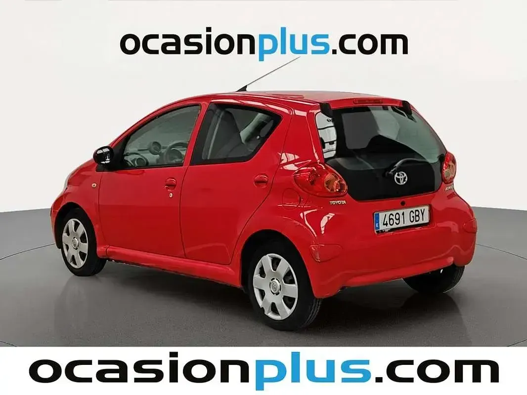 Usado Toyota Aygo 68 CV (50 kW) 2008 Rojo Utilitario