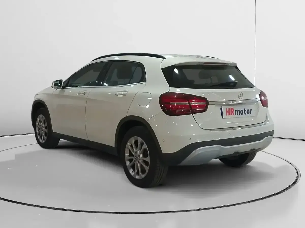 Käytetty Mercedes GLA180 122 HP (89 kW) 2017 Valkoinen Katumaasturi