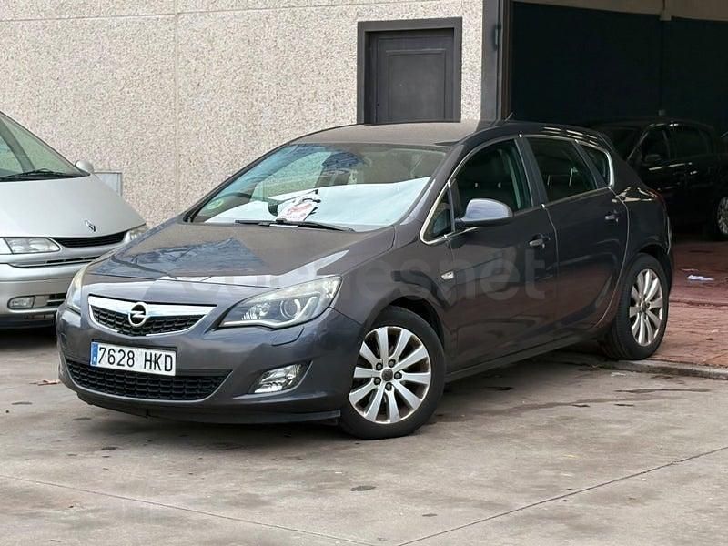 Usado Opel Astra Excellence 110 CV (80 kW) 2013 Gris / plata Berlina