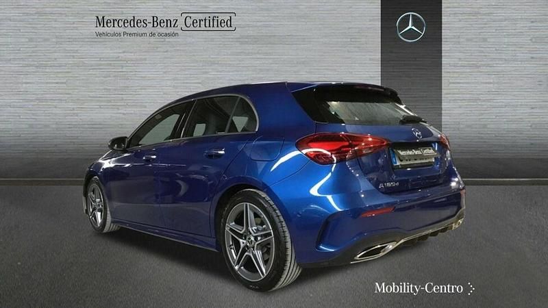 Usado Mercedes A180 AMG line 116 CV (85 kW) 2024 Azul espectra Utilitario