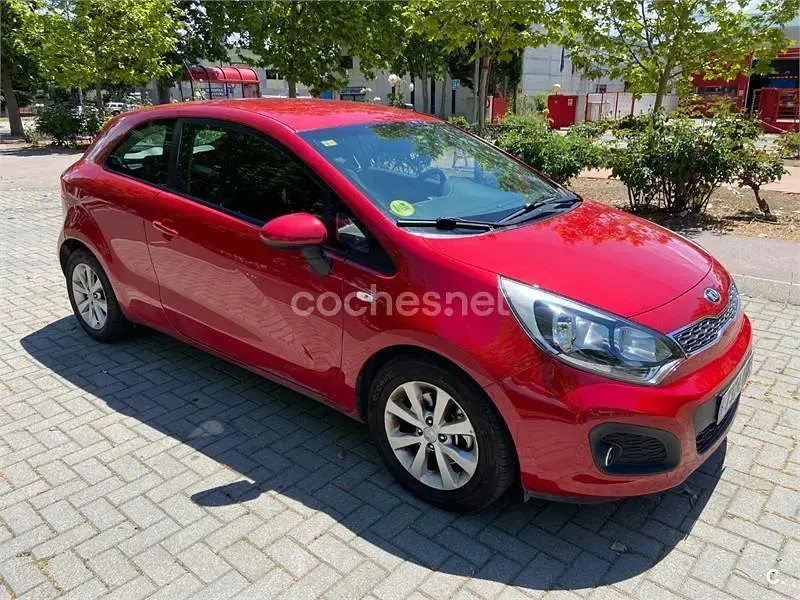 Usado Kia Rio 90 CV (66 kW) 2014 Rojo Berlina