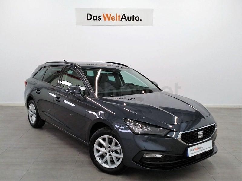 Usado Seat Leon Style 150 CV (110 kW) 2025 Gris / plata Familiar