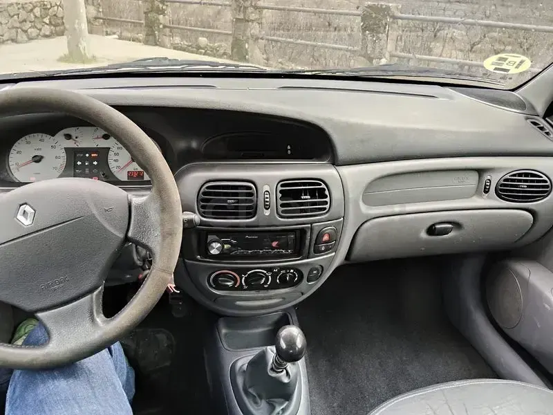 Usado Renault Mégane Coupé Dynamique 140 CV (102 kW) 2001 Azul Coupe