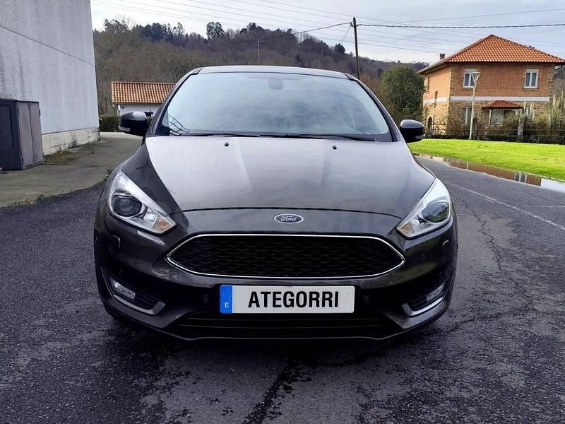 Usado Ford Focus Active 120 CV (88 kW) 2018 Gris / plata Berlina