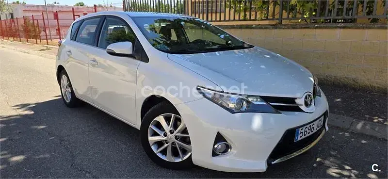 Usado Toyota Auris Active 132 CV (97 kW) 2015 Blanco Berlina