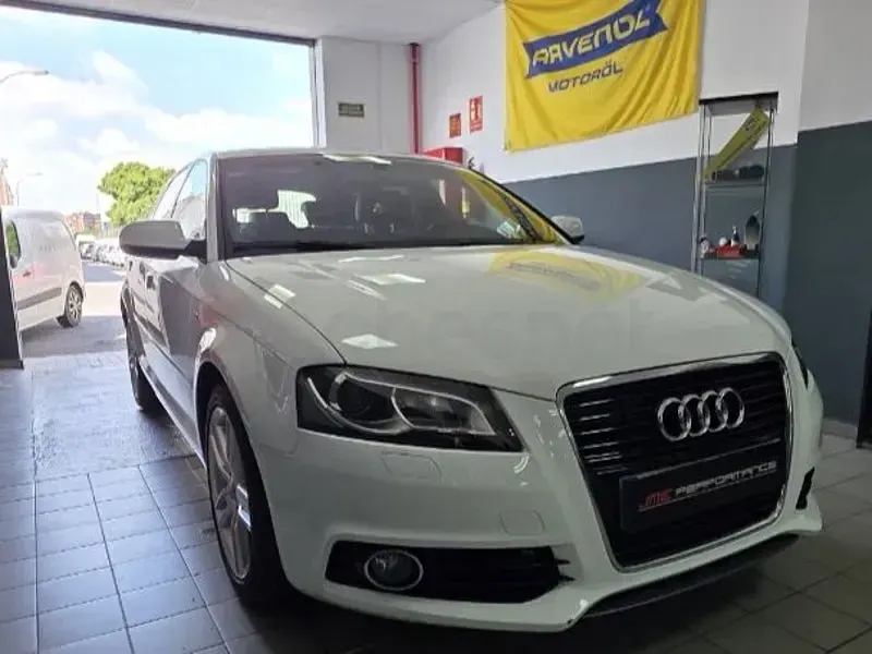 Usado Audi A3 Sportback Ambiente 140 CV (102 kW) 2011 Blanco Utilitario