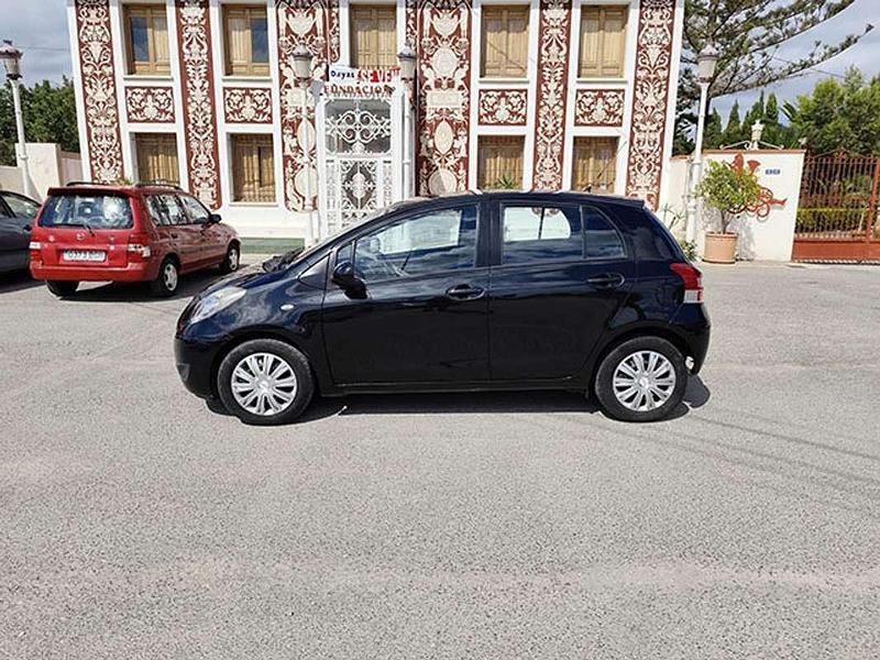 Usado Toyota Yaris Active 99 CV (72 kW) 2011 Negro Utilitario