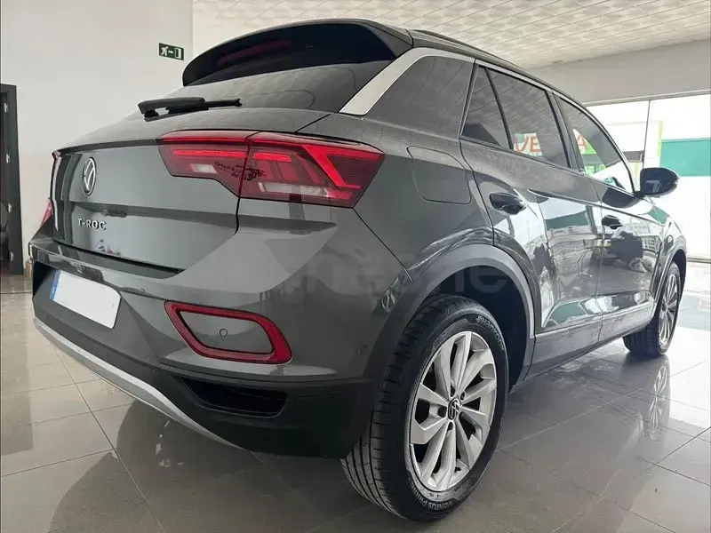 Usado VW T-Roc Life 115 CV (84 kW) 2023 Gris / plata SUV