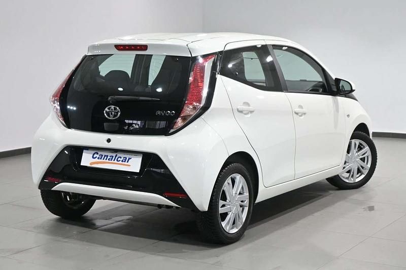 Usado Toyota Aygo X-play 69 CV (50 kW) 2017 Blanco Utilitario