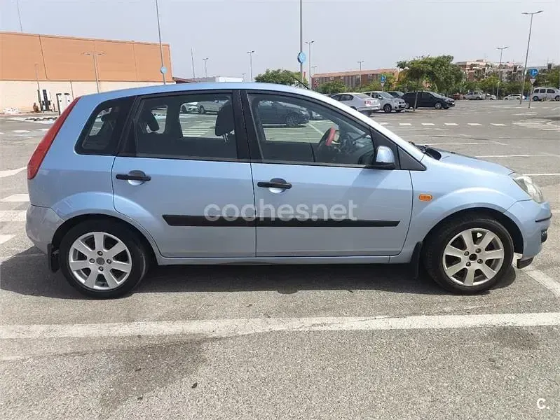 Usado Ford Fiesta 80 CV (58 kW) 2006 Azul Utilitario