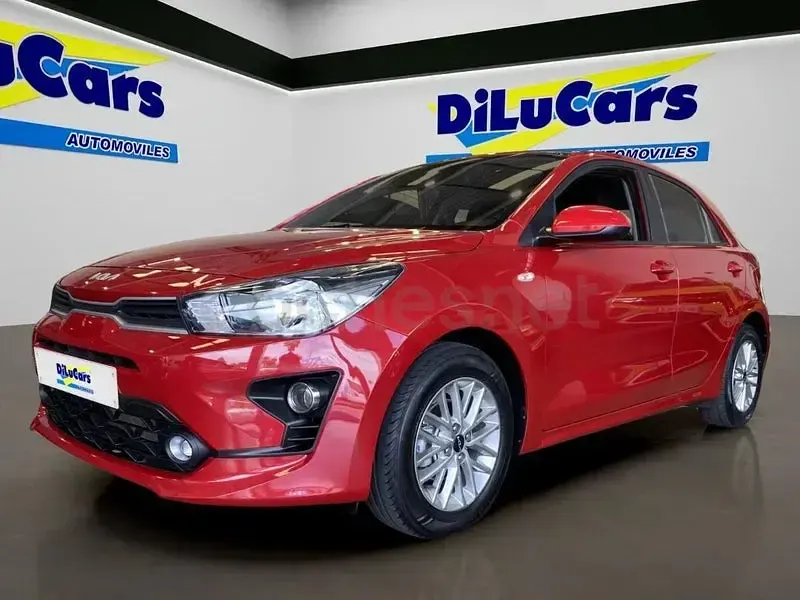 Usado Kia Rio 100 CV (73 kW) 2023 Granate Berlina