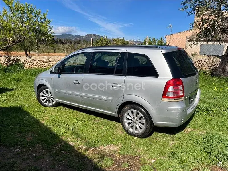 Usado Opel Zafira Family 120 CV (88 kW) 2014 Gris / plata Monovolumen