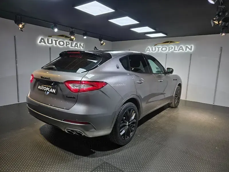 Usado Maserati Levante 275 CV (202 kW) 2017 Gris / plata SUV