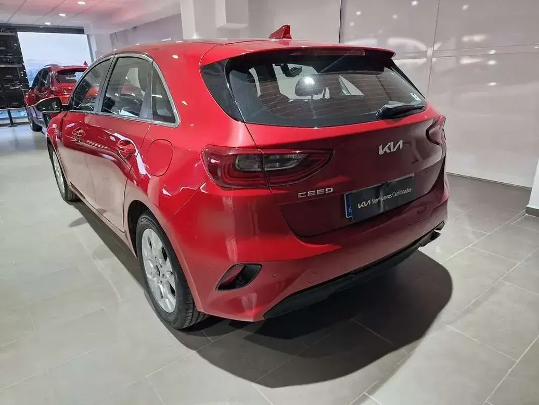 Nuevo Kia Ceed 101 CV (74 kW) 2025 Rojo Utilitario