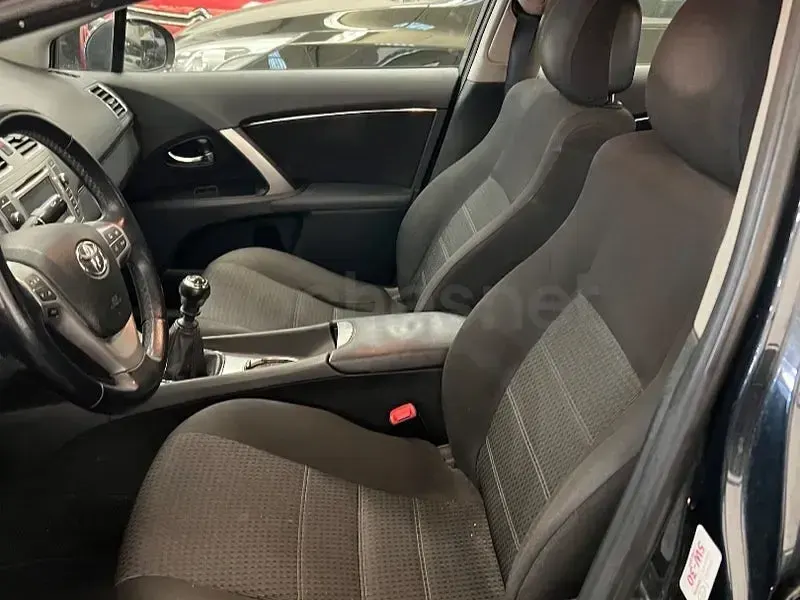 Usado Toyota Avensis Comfort 124 CV (91 kW) 2012 Negro Berlina