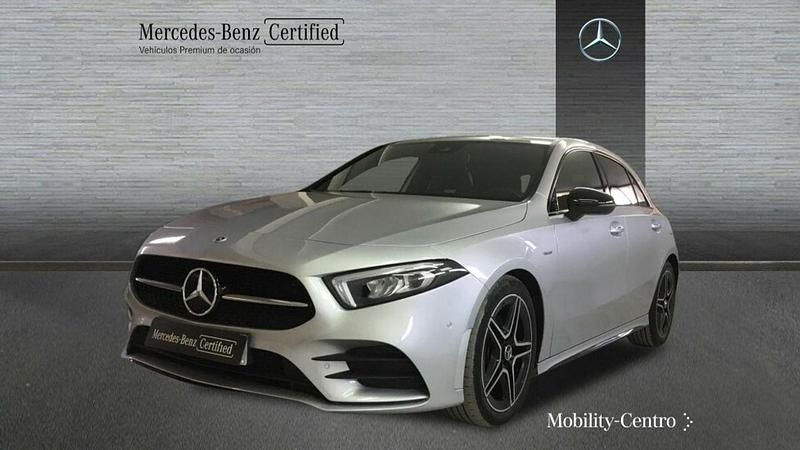 Iridiumsilver, metallic paint Usado 2022 Mercedes A180 AMG line Berlina | 28.500 € (Precio justo) - Imagen 1/4