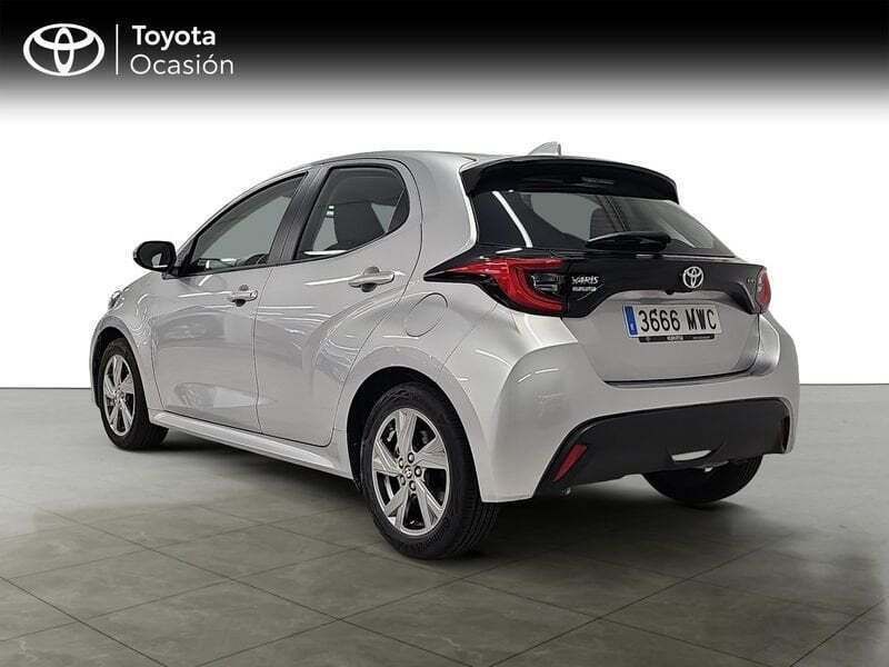 Usado Toyota Yaris Active 116 CV (85 kW) 2024 Gris Utilitario