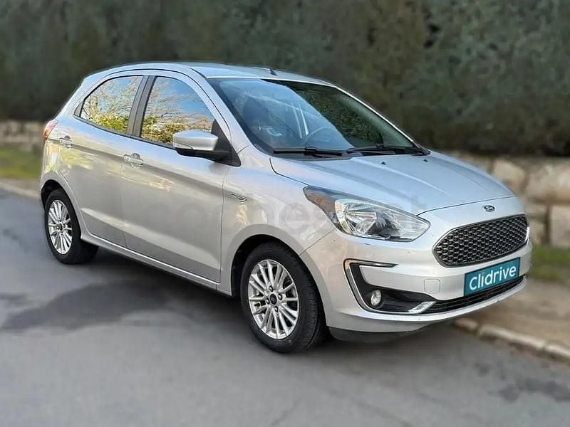 Usado Ford Ka Plus Ultimate 85 CV (62 kW) 2019 Gris / plata Utilitario