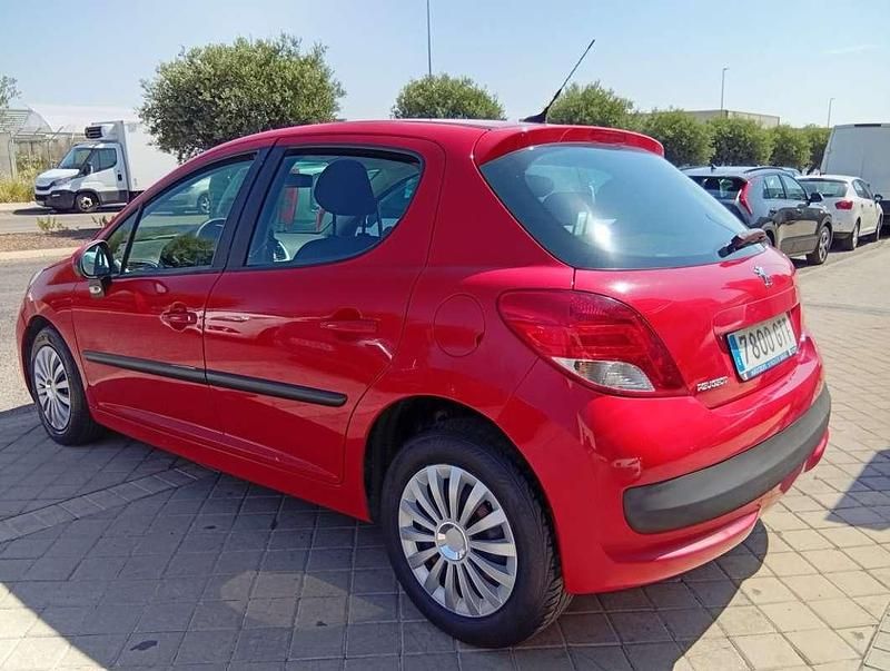 Usado Peugeot 207 95 CV (69 kW) 2010 Rojo Utilitario