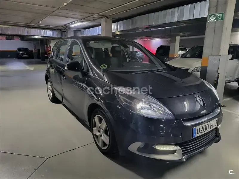 Usado Renault Scénic III 95 CV (69 kW) 2012 Negro Monovolumen