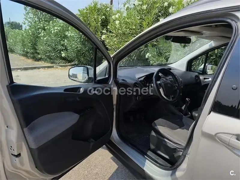 Usado Ford Tourneo Courier Titanium 95 CV (69 kW) 2018 Beige Monovolumen