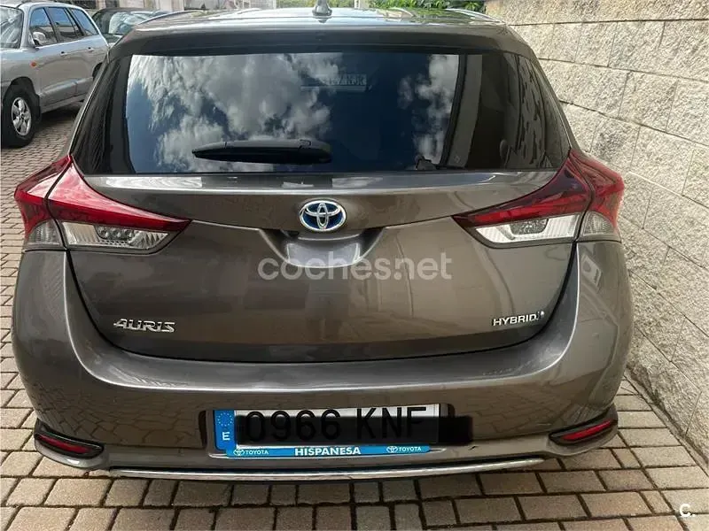 Usado Toyota Auris Hybrid Edition 136 CV (100 kW) 2018 Gris / plata Berlina