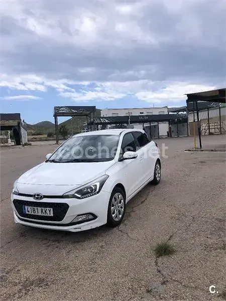 Usado Hyundai i20 84 CV (61 kW) 2018 Blanco Berlina