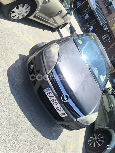Usado Opel Astra Cosmo 100 CV (73 kW) 2005 Negro Berlina
