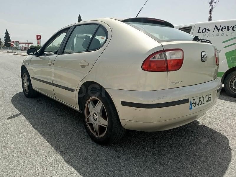 Usado Seat Leon Sport 105 CV (77 kW) 2005 Beige Utilitario