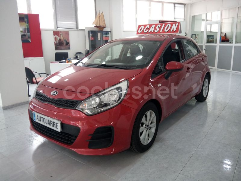 Granate Usado 2017 Kia Rio Berlina | 9350 € (Precio justo) - Imagen 1/4