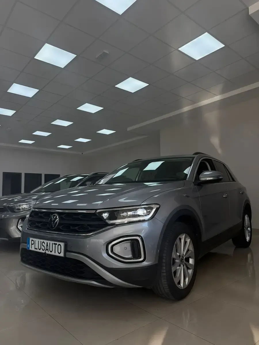 Usado VW T-Roc Life 110 CV (80 kW) 2024 Gris SUV