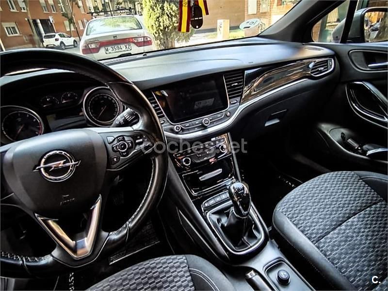 Gris / plata Usado 2017 Opel Astra Dynamic Berlina | 9990 € (Un poco caro) - Imagen 1/4