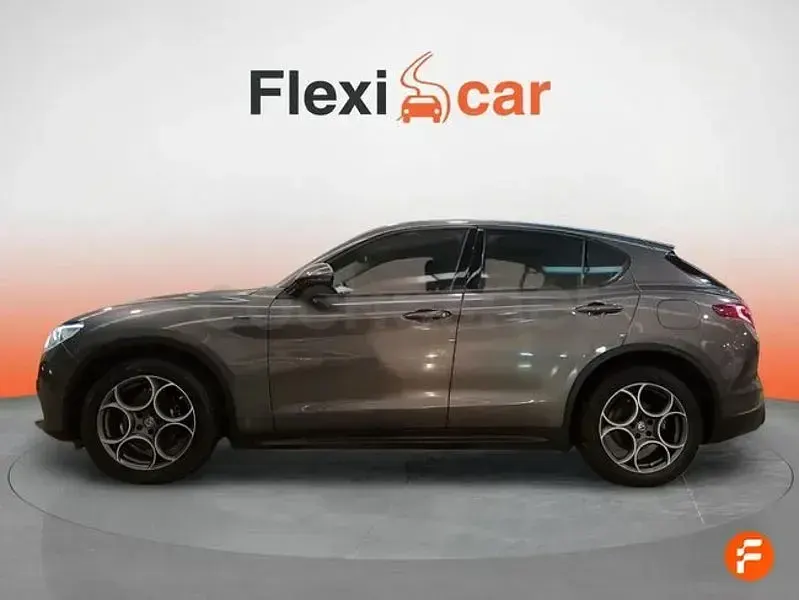 Usado Alfa Romeo Stelvio Sprint 200 CV (147 kW) 2022 Gris / plata SUV