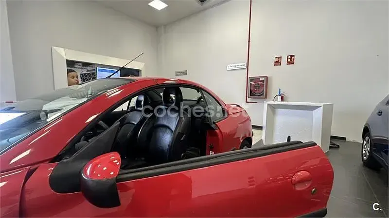 Usado Peugeot 206 CC 110 CV (80 kW) 2003 Rojo Descapotable